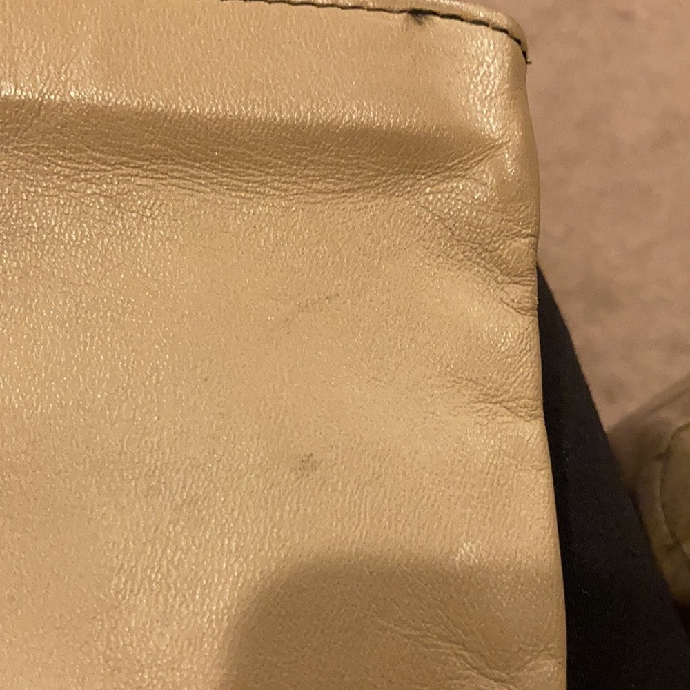 🌻 Taupe leather zipper clutch. EUC - Picture 7 of 7